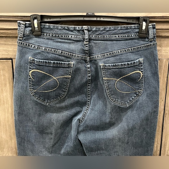 EUC Women’s CHICOS PLATINUM Medium Wash Blue Jeans (12) - Picture 4 of 5